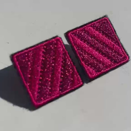 Boucles d'oreilles brodées MINI RITA, coloris Fuchsia rayé (vidéo)