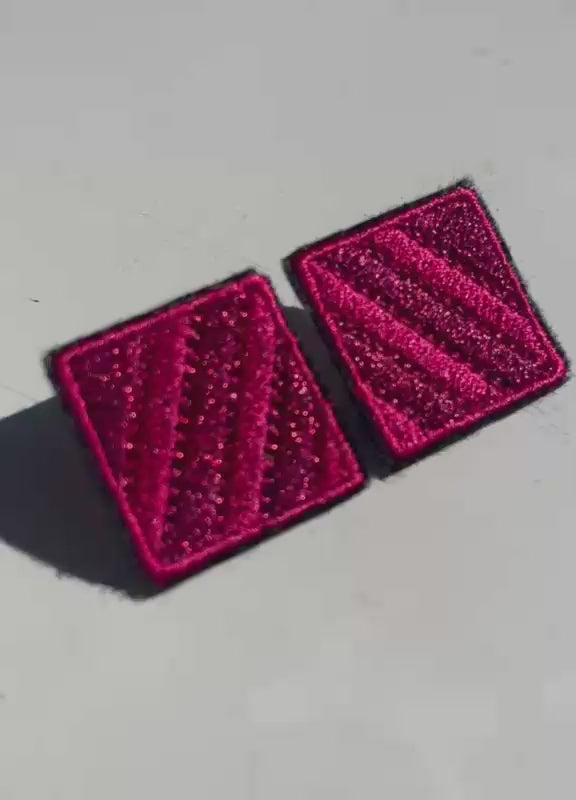 Boucles d'oreilles brodées MINI RITA, coloris Fuchsia rayé (vidéo)