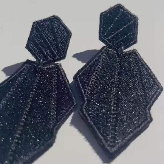 Boucles d'oreilles brodées AURA, coloris Noir (vidéo)