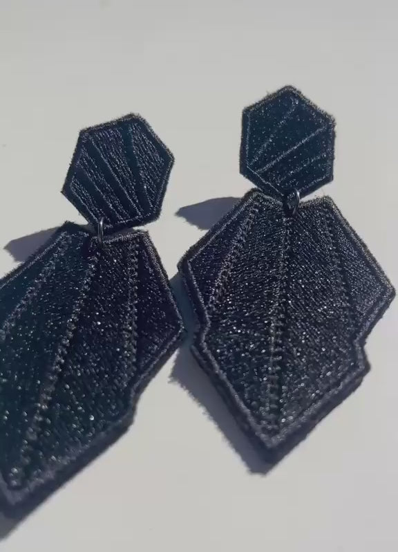 Boucles d'oreilles brodées AURA, coloris Noir (vidéo)