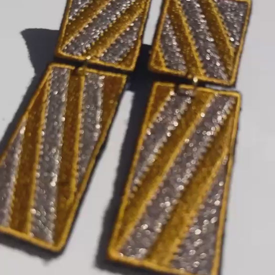 Boucles d'oreilles brodées RITA, coloris Moutarde rayé & argent (vidéo)
