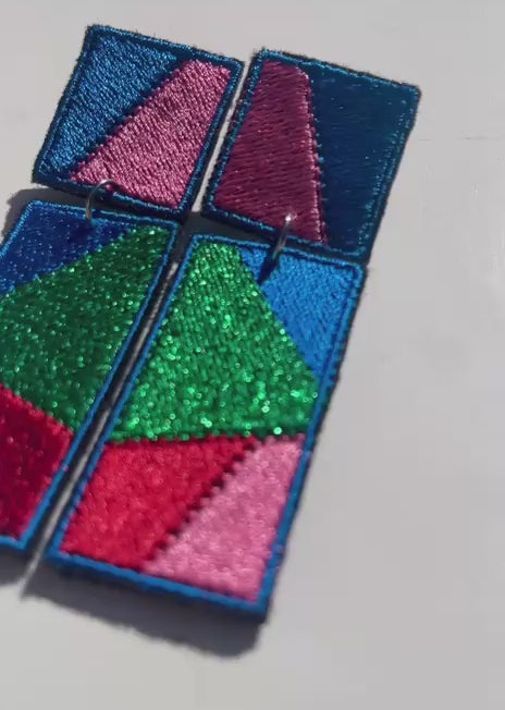 Boucles d'oreilles brodées RITA, coloris Bleu, vert, rose & rouge (vidéo)