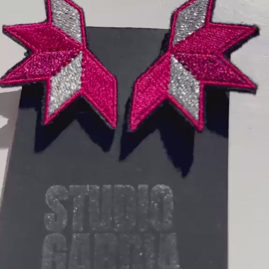 Boucles d'oreilles brodées ASTRA, coloris Fuchsia & argent (vidéo)