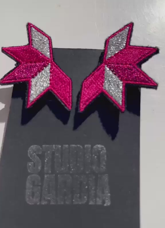 Boucles d'oreilles brodées ASTRA, coloris Fuchsia & argent (vidéo)
