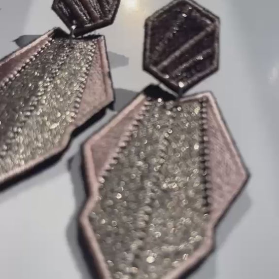 Boucles d'oreilles brodées AURA, coloris Rose poudré & argent (vidéo)