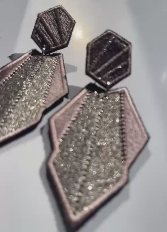 Boucles d'oreilles brodées AURA, coloris Rose poudré & argent (vidéo)