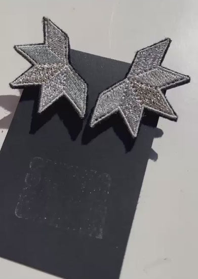 Boucles d'oreilles brodées ASTRA, coloris Argent (vidéo)