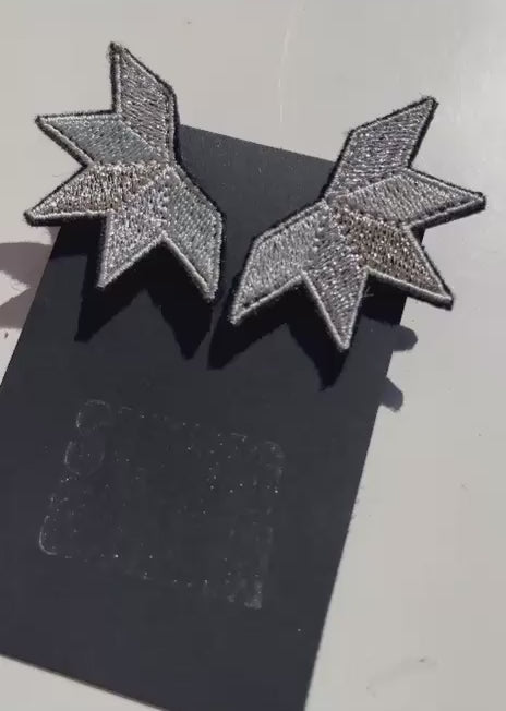 Boucles d'oreilles brodées ASTRA, coloris Argent (vidéo)