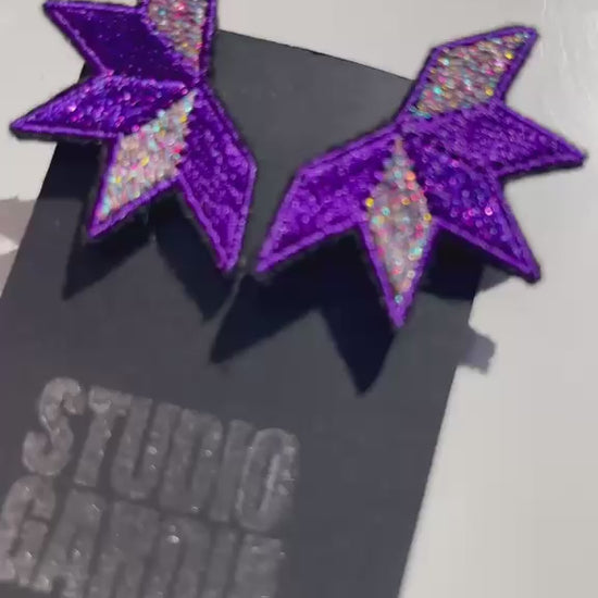 Boucles d'oreilles brodées ASTRA, coloris Violet & irisé (vidéo)