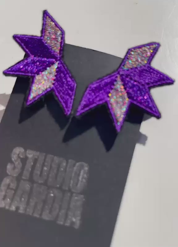 Boucles d'oreilles brodées ASTRA, coloris Violet & irisé (vidéo)