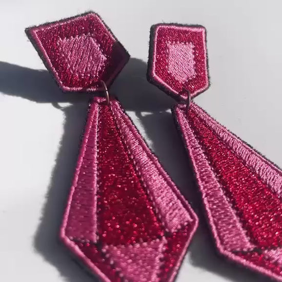 Boucles d'oreilles brodées ARYA, coloris Rose & rouge (vidéo)