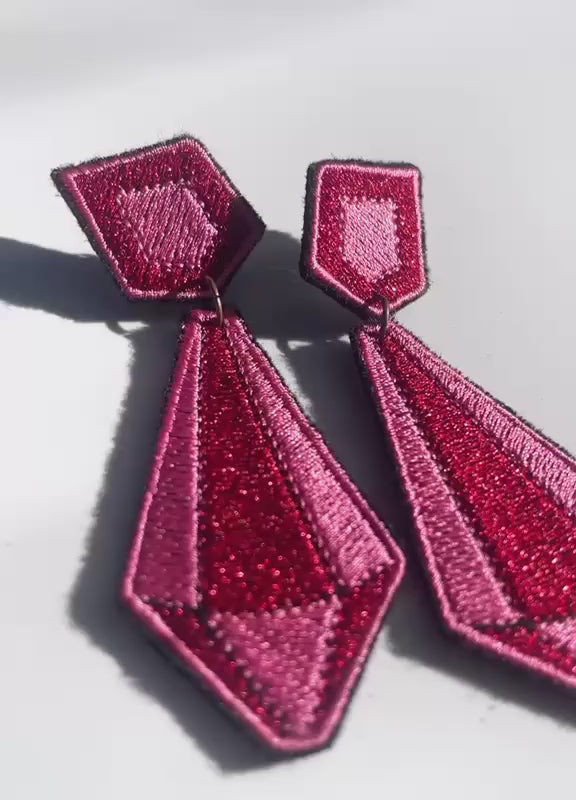 Boucles d'oreilles brodées ARYA, coloris Rose & rouge (vidéo)
