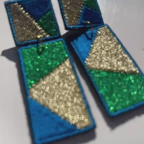 Boucles d'oreilles brodées RITA, coloris Bleu, vert & doré (vidéo)
