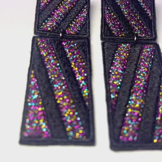 Boucles d'oreilles brodées RITA, coloris Noir rayé pailleté (vidéo)