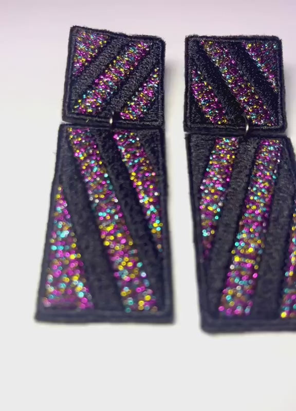 Boucles d'oreilles brodées RITA, coloris Noir rayé pailleté (vidéo)
