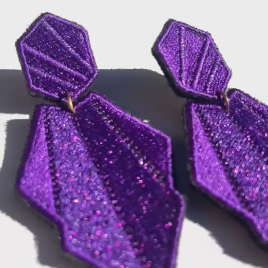 Boucles d'oreilles brodées AURA, coloris Violet (vidéo)
