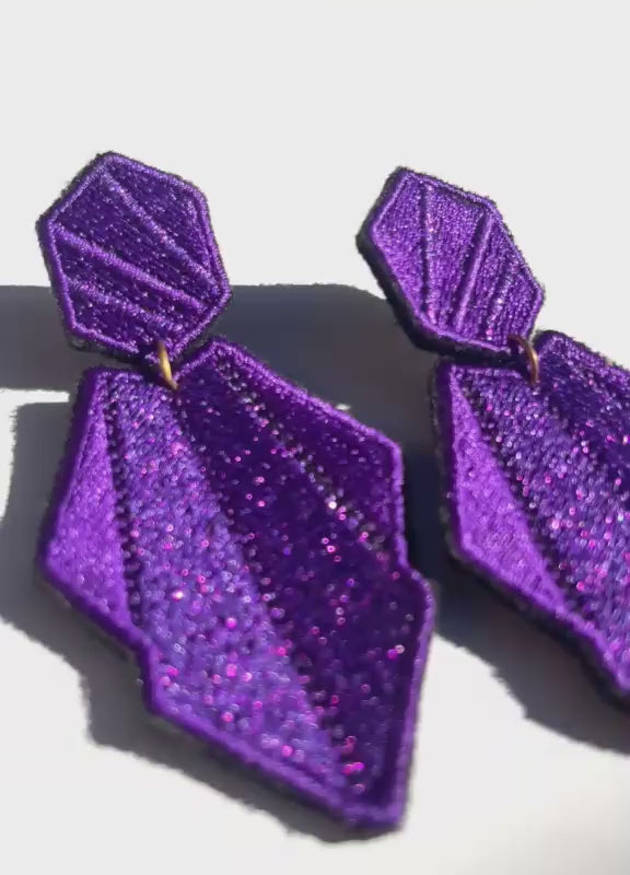 Boucles d'oreilles brodées AURA, coloris Violet (vidéo)