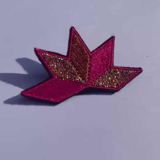 Broche brodée ASTRA, coloris Fuchsia & cuivre (vidéo)