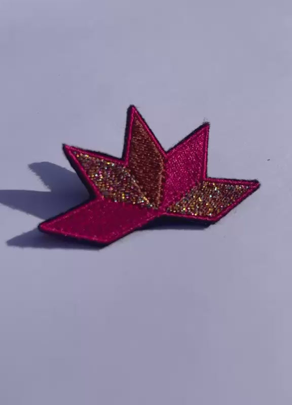 Broche brodée ASTRA, coloris Fuchsia & cuivre (vidéo)