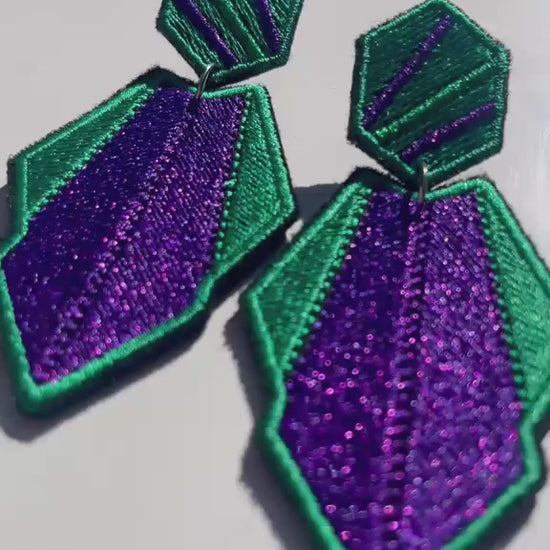Boucles d'oreilles brodées AURA, coloris Vert & violet (vidéo)