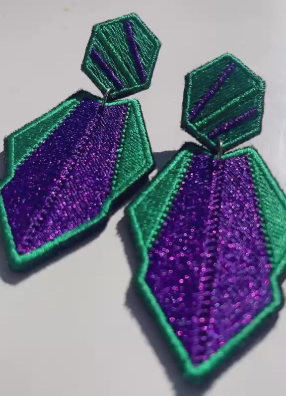 Boucles d'oreilles brodées AURA, coloris Vert & violet (vidéo)
