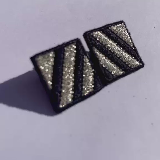 Boucles d'oreilles brodées MINI RITA, coloris Noir & argent (vidéo)