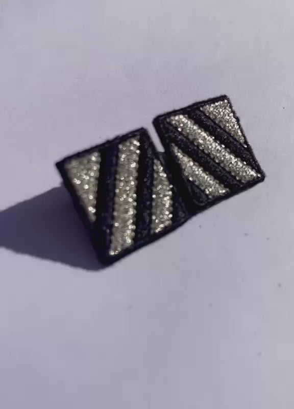 Boucles d'oreilles brodées MINI RITA, coloris Noir & argent (vidéo)