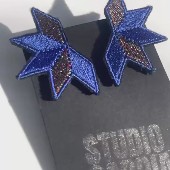 Boucles d'oreilles brodées ASTRA, coloris Bleu & irisé (vidéo)
