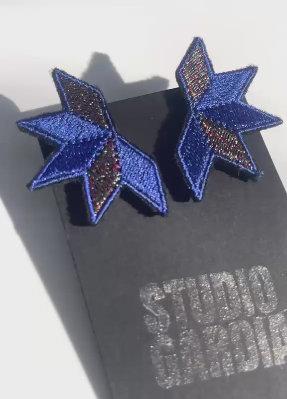 Boucles d'oreilles brodées ASTRA, coloris Bleu & irisé (vidéo)