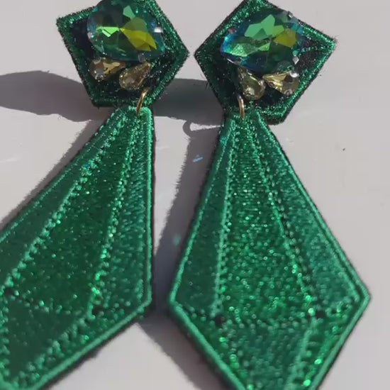 Boucles d'oreilles brodées ARYA, coloris Vert gazon (vidéo)