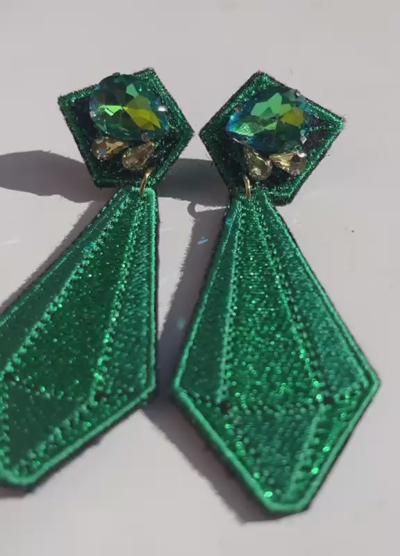 Boucles d'oreilles brodées ARYA, coloris Vert gazon (vidéo)