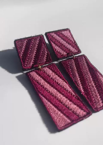 Boucles d'oreilles brodées RITA, coloris Bordeaux & rose (vidéo)