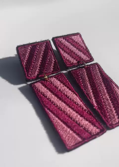 Boucles d'oreilles brodées RITA, coloris Bordeaux & rose (vidéo)