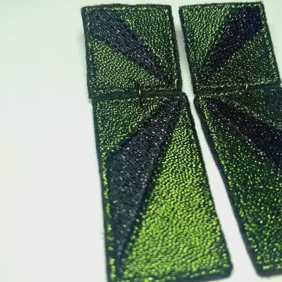 Boucles d'oreilles brodées RITA, coloris Olive & noir (vidéo)