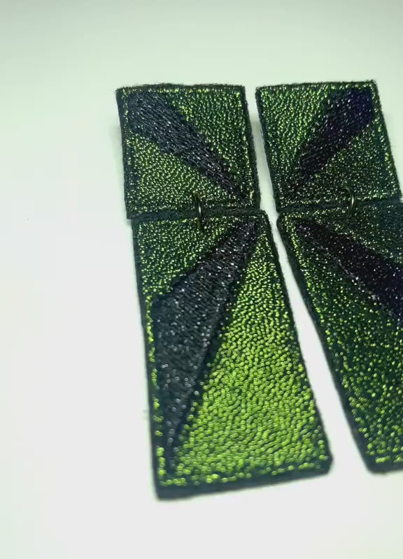 Boucles d'oreilles brodées RITA, coloris Olive & noir (vidéo)