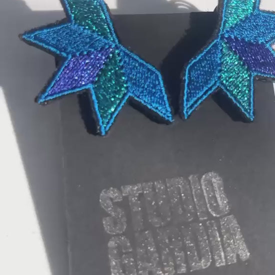 Boucles d'oreilles brodées ASTRA, coloris Turquoise & bleu (vidéo)