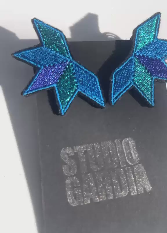 Boucles d'oreilles brodées ASTRA, coloris Turquoise & bleu (vidéo)