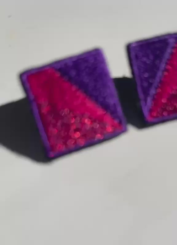 Boucles d'oreilles brodées MINI RITA, coloris Violet & fuchsia (vidéo)