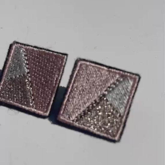 Boucles d'oreilles brodées MINI RITA, coloris Rose, blanc & argent (vidéo)