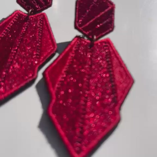 Boucles d'oreilles brodées AURA, coloris Rouge (vidéo)