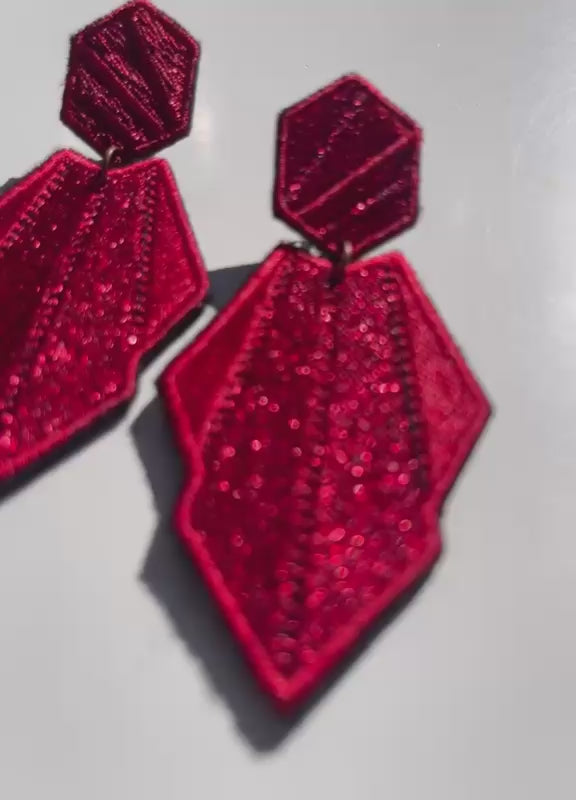 Boucles d'oreilles brodées AURA, coloris Rouge (vidéo)