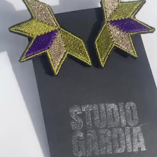 Boucles d'oreilles brodées ASTRA, coloris Olive, violet & doré (vidéo)
