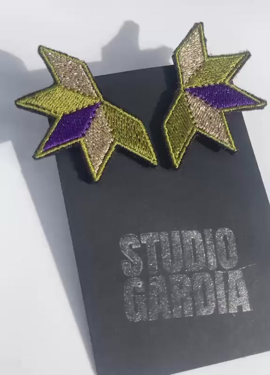 Boucles d'oreilles brodées ASTRA, coloris Olive, violet & doré (vidéo)
