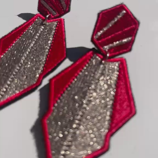 Boucles d'oreilles brodées AURA, coloris Rouge & argent (vidéo)