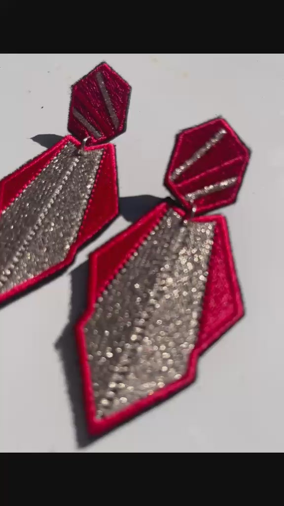 Boucles d'oreilles brodées AURA, coloris Rouge & argent (vidéo)