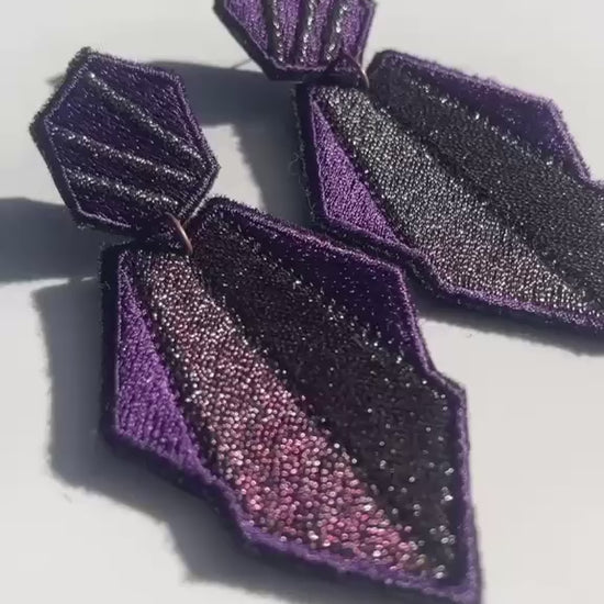 Boucles d'oreilles brodées AURA, coloris Prune (vidéo)