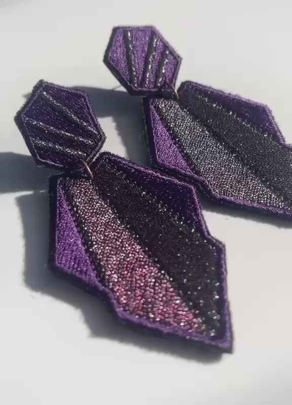 Boucles d'oreilles brodées AURA, coloris Prune (vidéo)