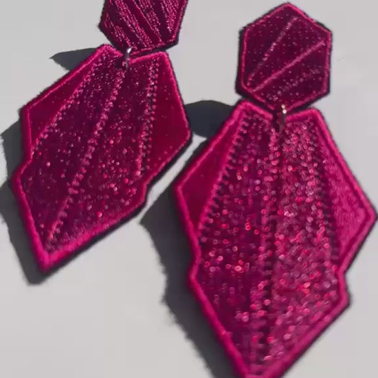 Boucles d'oreilles brodées AURA, coloris Fuchsia (vidéo)