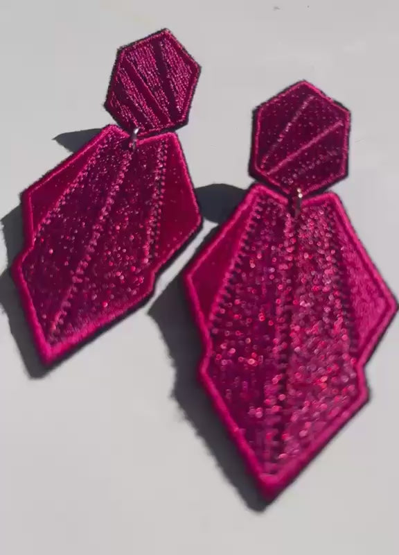 Boucles d'oreilles brodées AURA, coloris Fuchsia (vidéo)