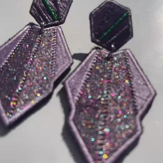 Boucles d'oreilles brodées AURA, coloris Lilas pailleté (vidéo)